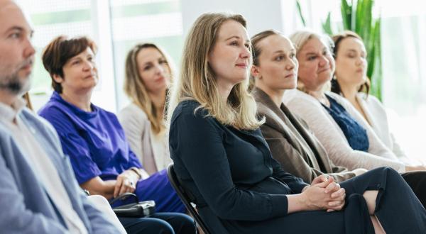 Noslēgusies mikroapliecinājuma programma “Mākslīgā intelekta vadība”