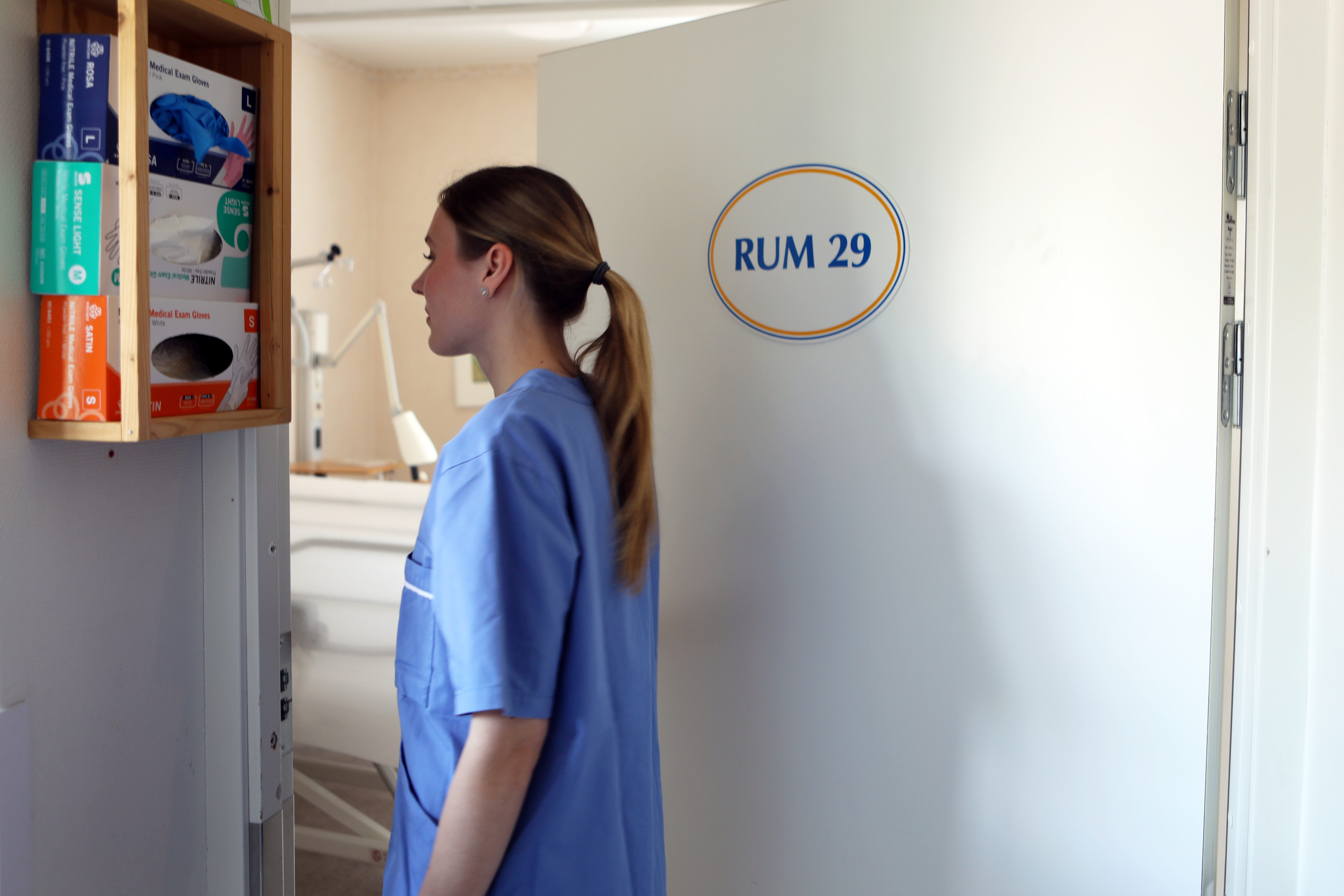 RSU medical student Vera Gustavsson entering a patient's room at Mora Hospital, Sweden.