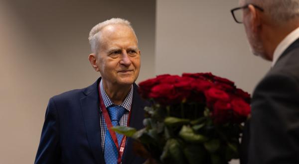 Profesoru Romanu Lāci sveic 80 gadu jubilejā