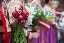 Izpētīta emociju nozīme Dziesmu un deju svētku tradīcijas saglabāšanā un pārmantošanā