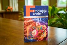 RSU Absolventu asociācija dāvina bibliotēkai 100 grāmatu “Fizioloģija ārstiem” eksemplāru