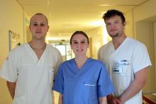 RSU medical students Oskar Pettersson, Vera Gustavsson, and Daniel Halvarsson standing in the hallway of Mora Hospital